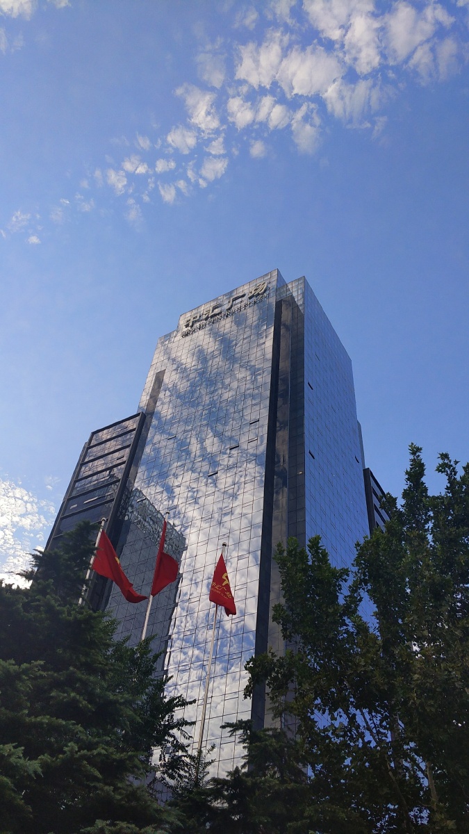 随手拍会议蓝今天的中汇广场大楼映衬着蓝天太好看了