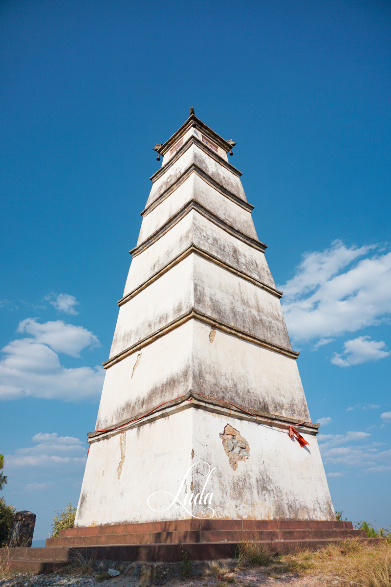 武定白塔,又称文笔塔,位于楚雄州武定县城东南约十公里的白塔山顶.