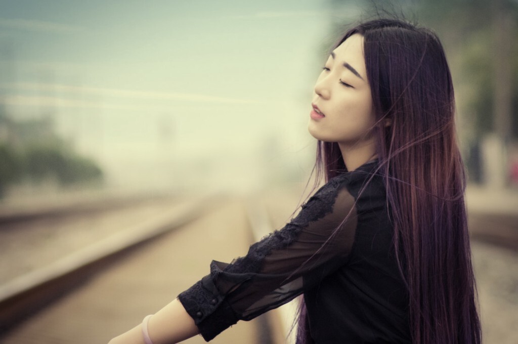 她说<br />
她失恋了<br />
爱情又走了<br />
留给她的，是享受。