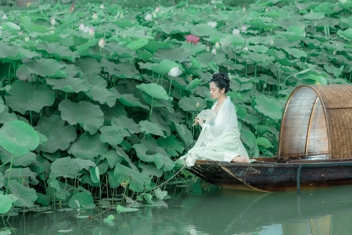 古风荷花少女汉服