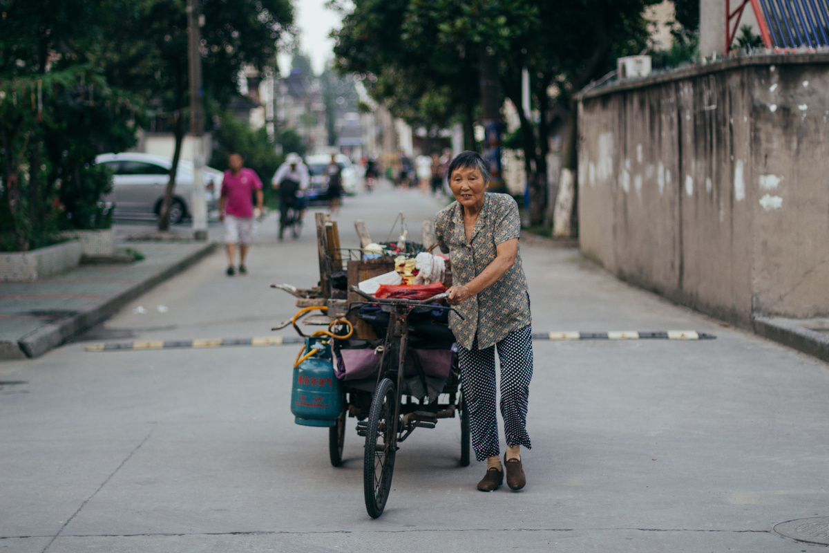 每到下午,这位老奶奶就会推着她的三轮小摊出来
