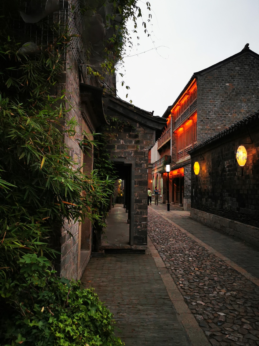 旧巷的夏初黄昏