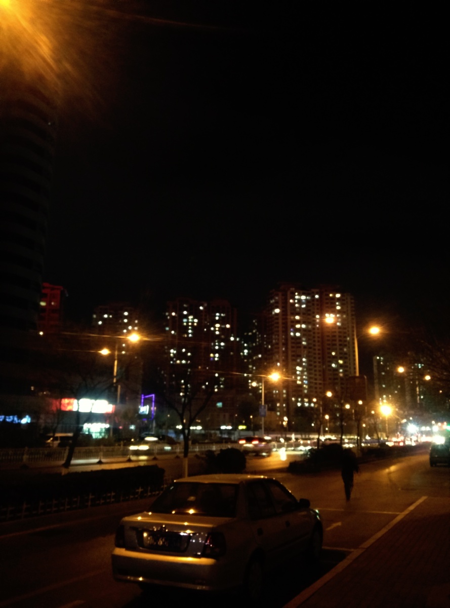 灯火阑珊为这夜晚奏着乐歌