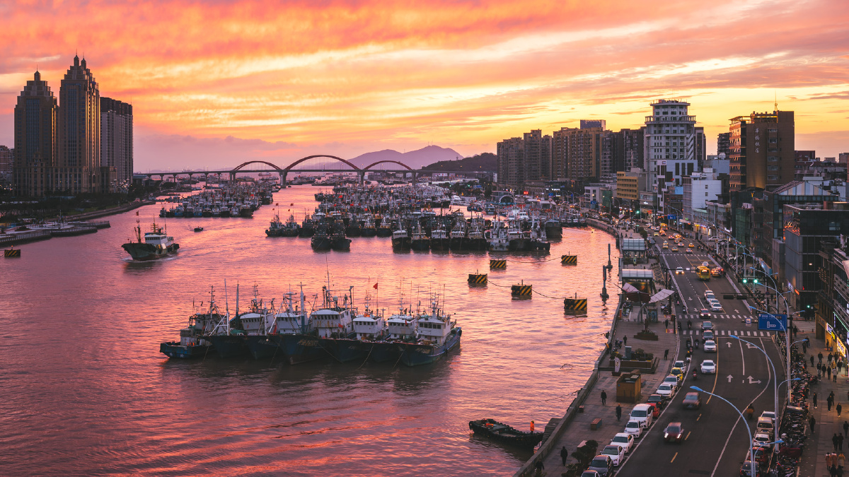冬日晚霞浸染的沈家门渔港.