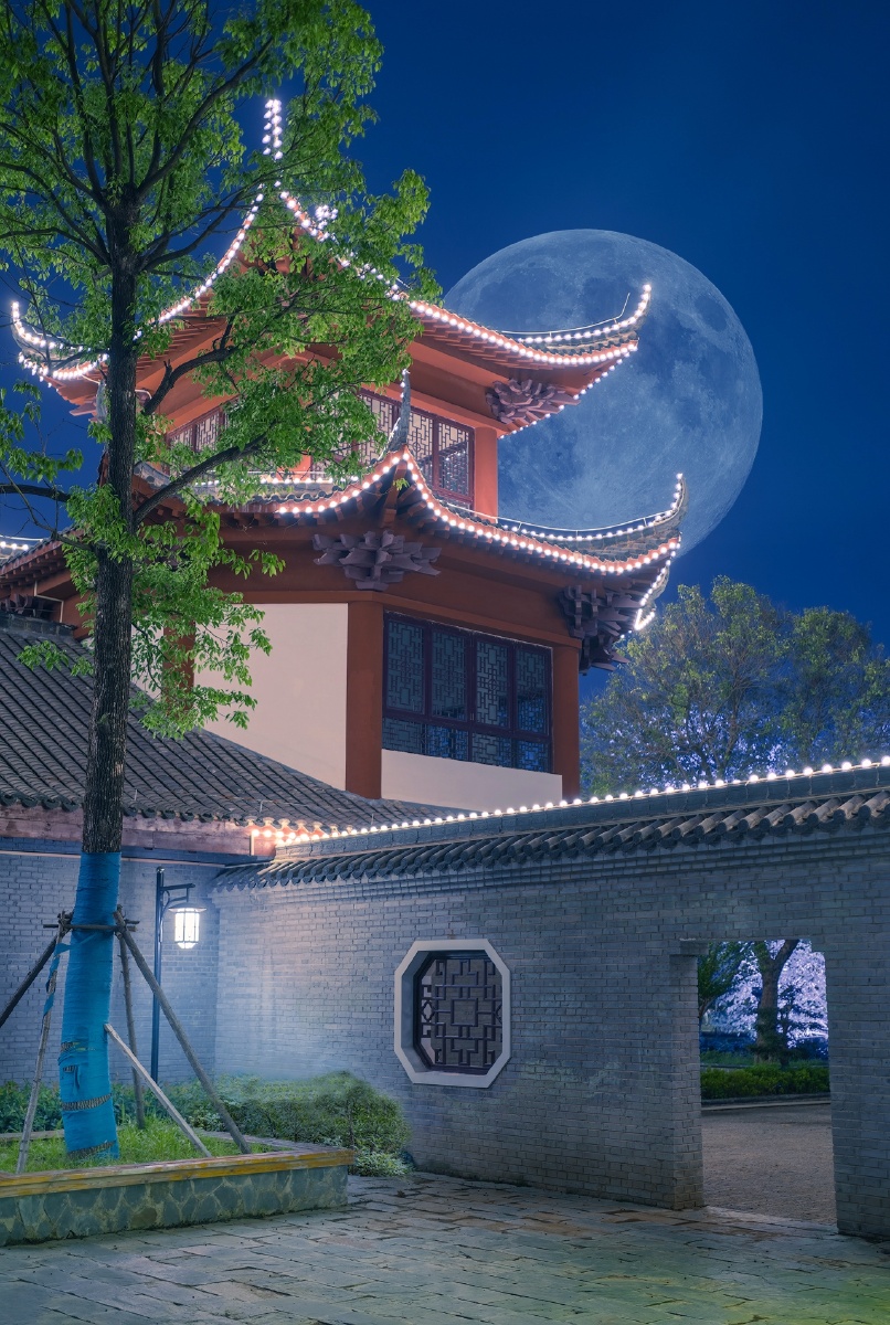 明月昨日照楼台明月今时倚窗棂