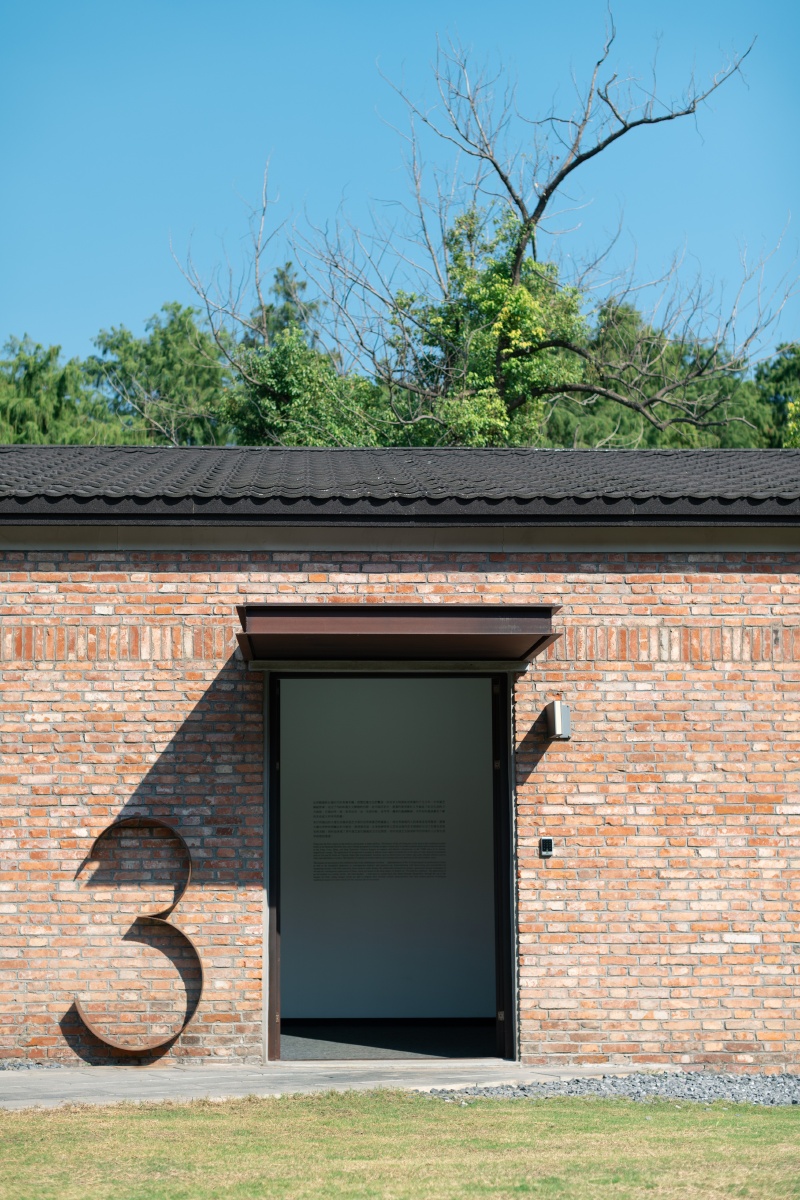 东湖杉美术馆红砖灰瓦绿树蓝天