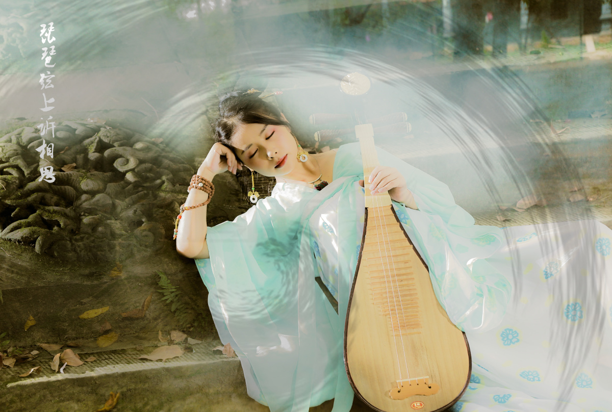 穿着汉服弹琵琶
