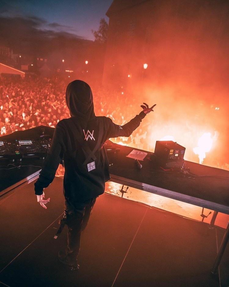 你们喜欢戴面罩的教主还是戴口罩的教主 - alanwalker资讯