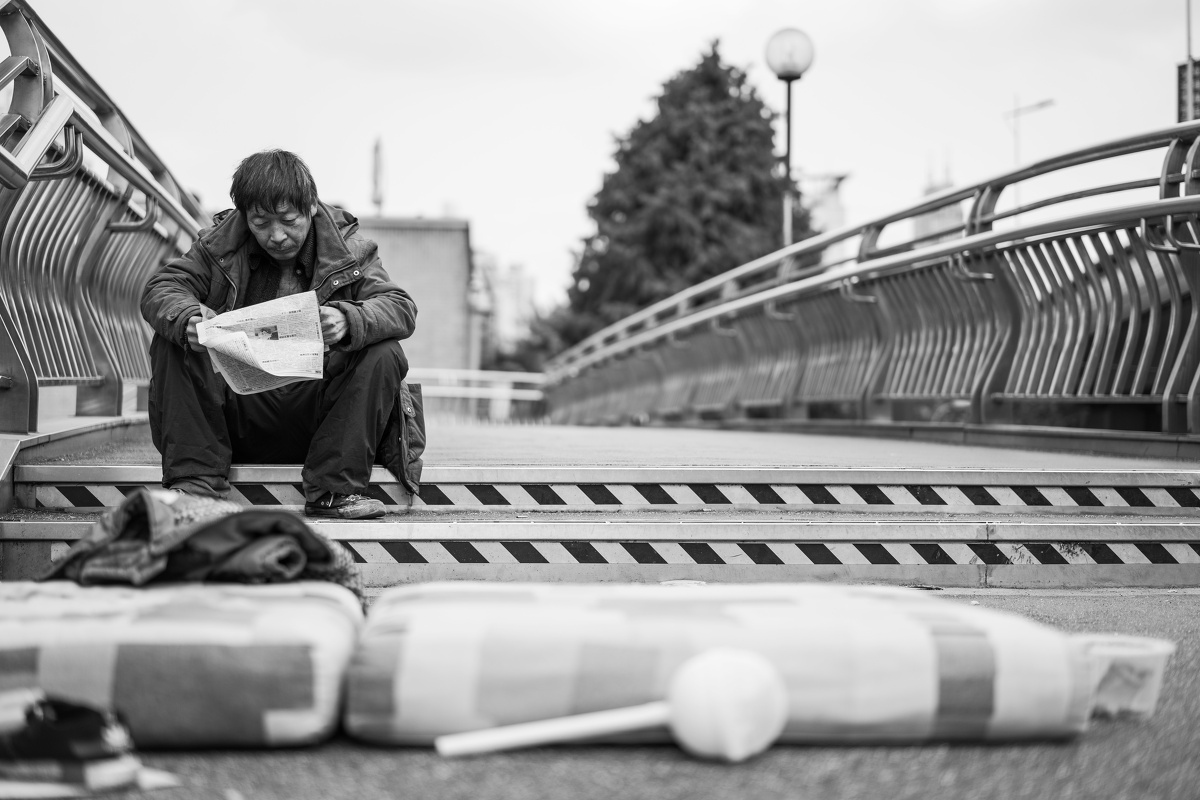 天桥上的流浪大叔