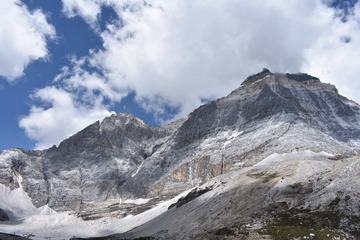 562931