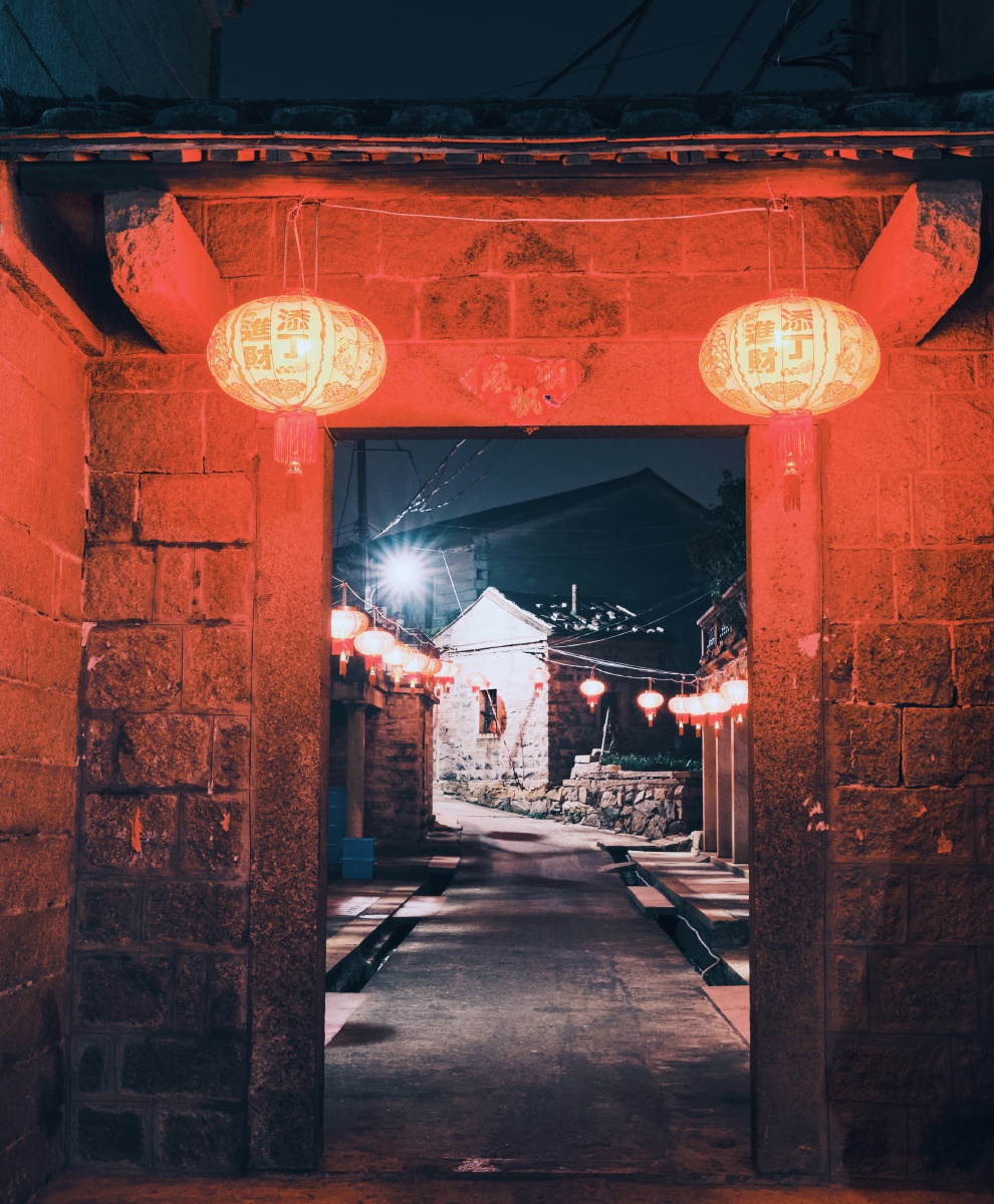 回农村老家临近春节大红灯笼高高挂架好相机拿手电筒玩起了光绘第三图