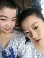 900402