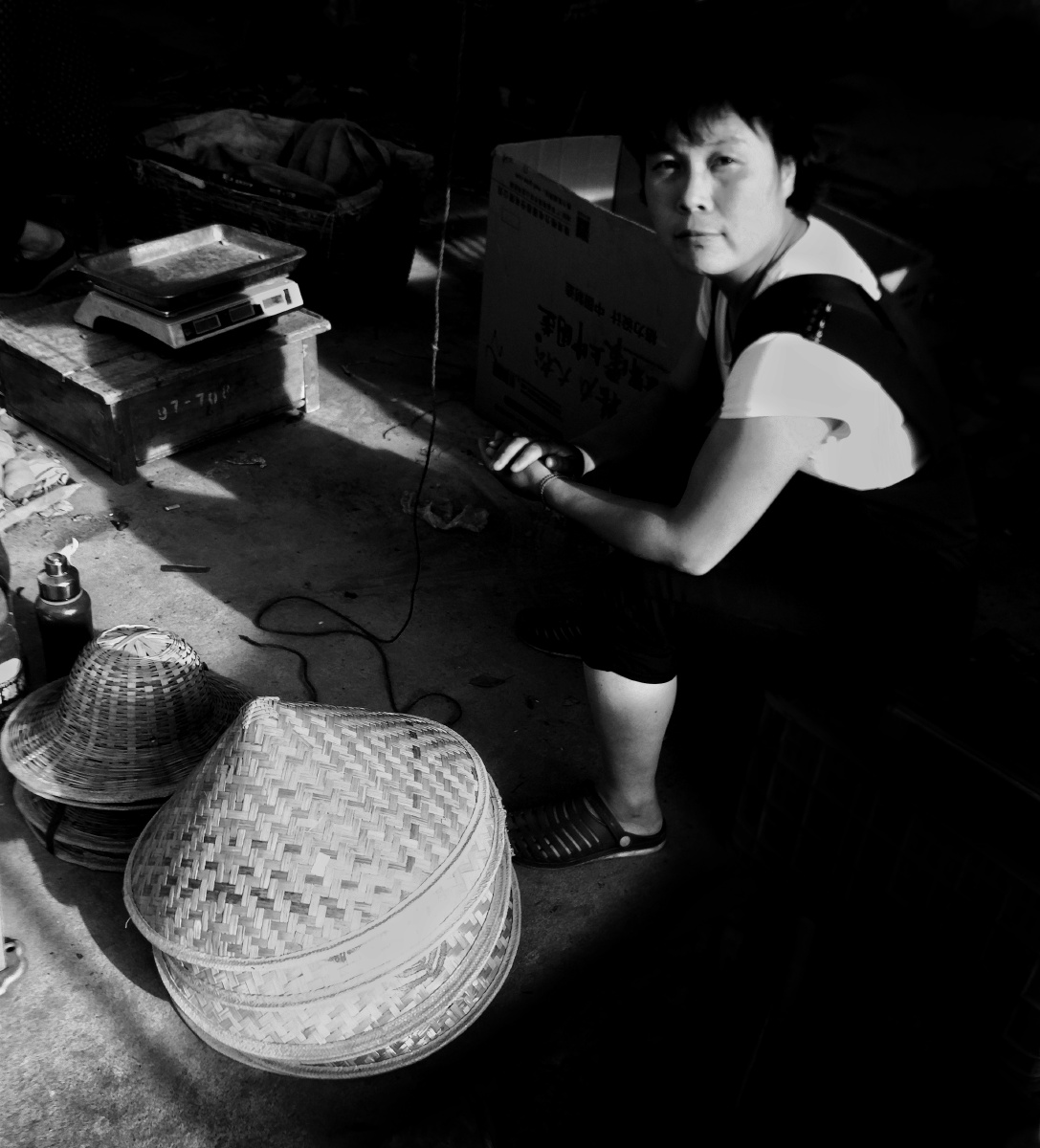 卖斗笠的女人