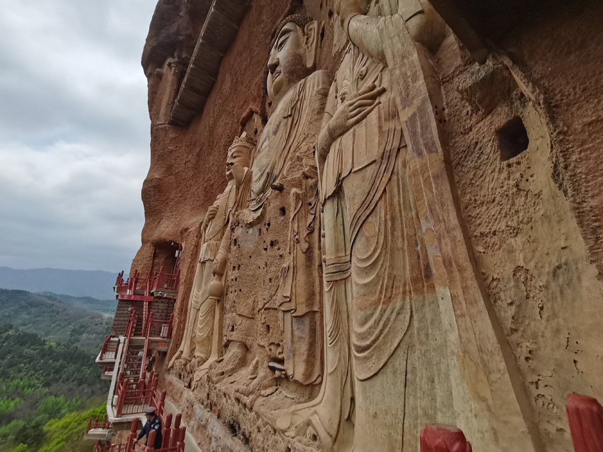 甘肃省天水市麦积山石窟风景区五一前夕好风景