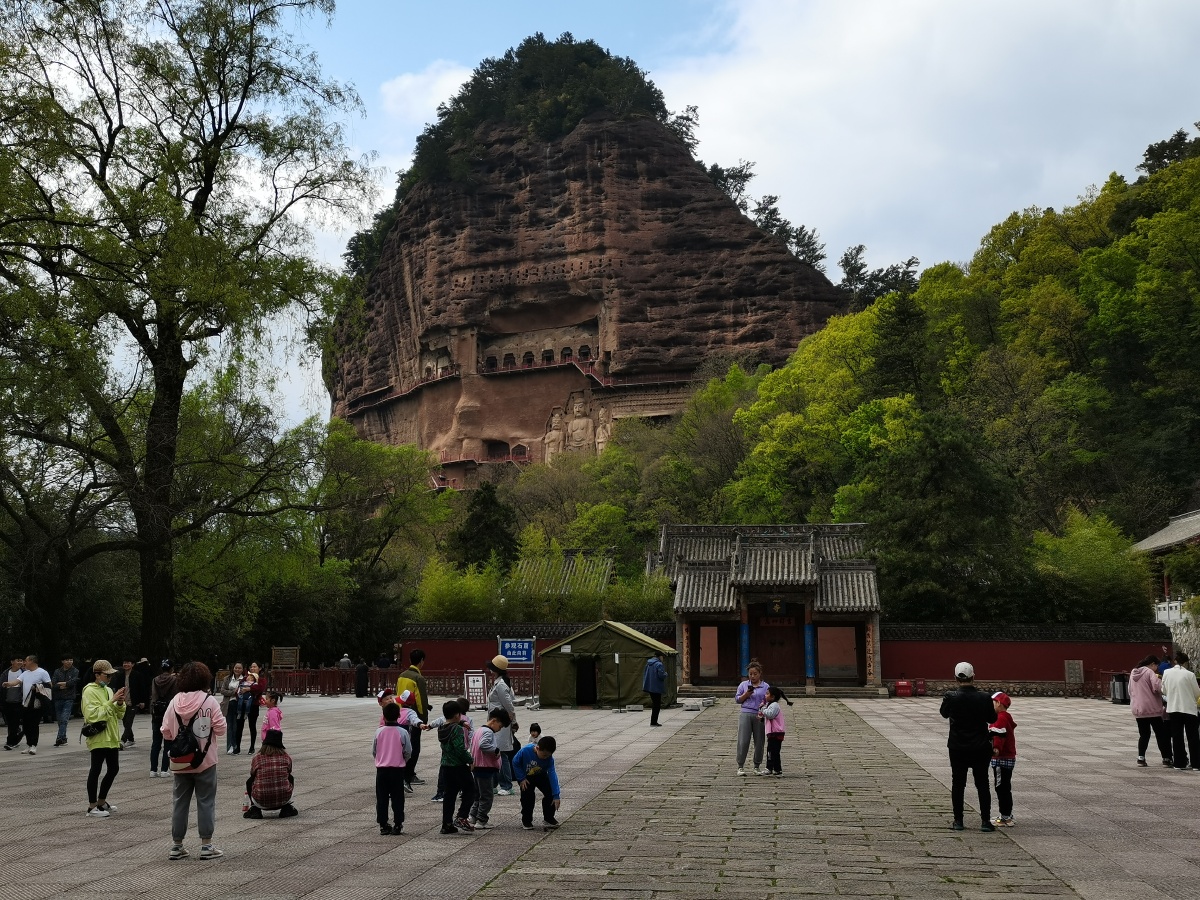 麦积山周末迎来亲子活动的游客