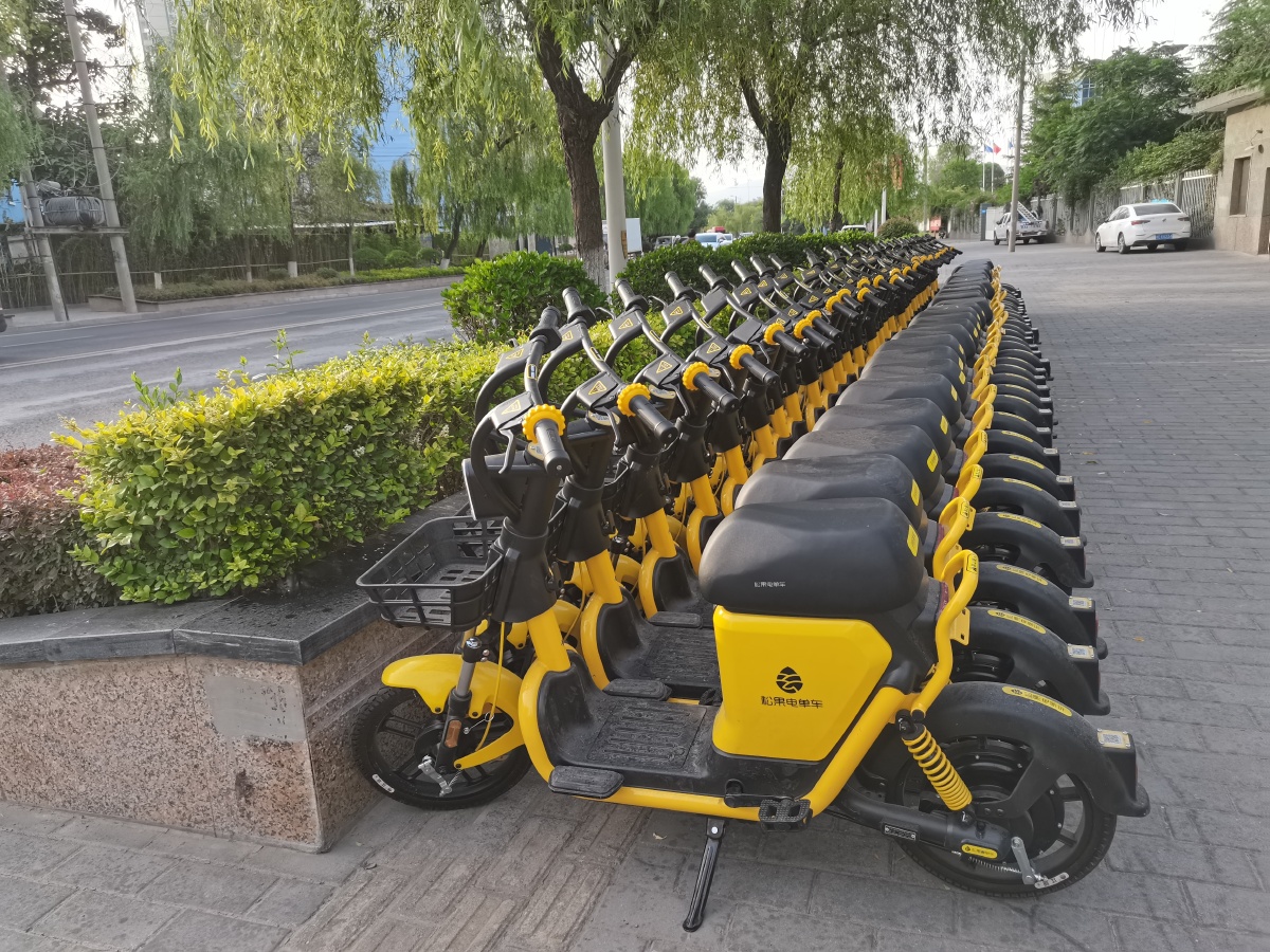 城市的脚步天水市麦积区街头一夜之间多了自助黄色电动车