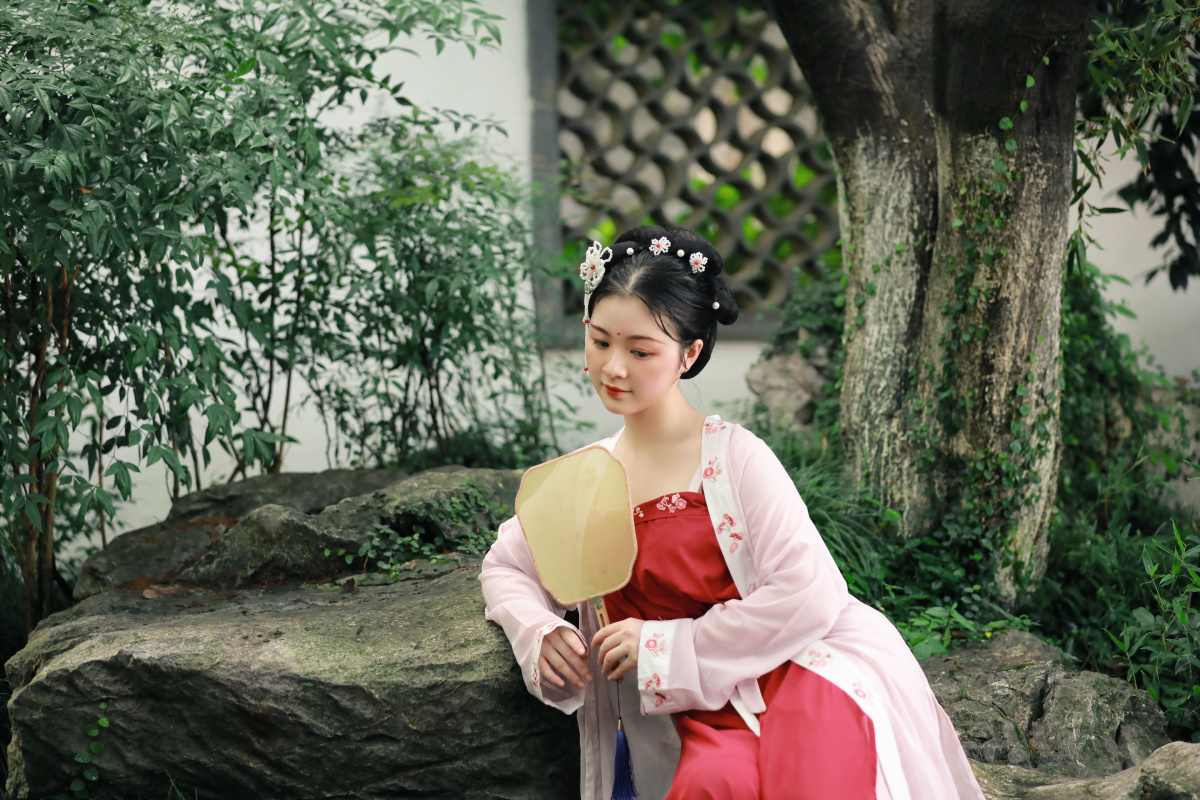 梦回与君初相识犹如故人归白裙欲动今环佩之铿锵日晚亭风过荷花熟甚香