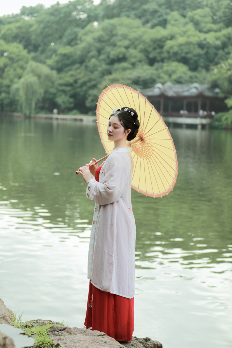 梦回与君初相识犹如故人归白裙欲动今环佩之铿锵日晚亭风过荷花熟甚香