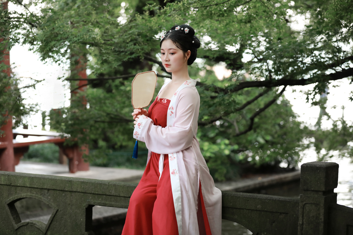 梦回与君初相识犹如故人归白裙欲动今环佩之铿锵日晚亭风过荷花熟甚香