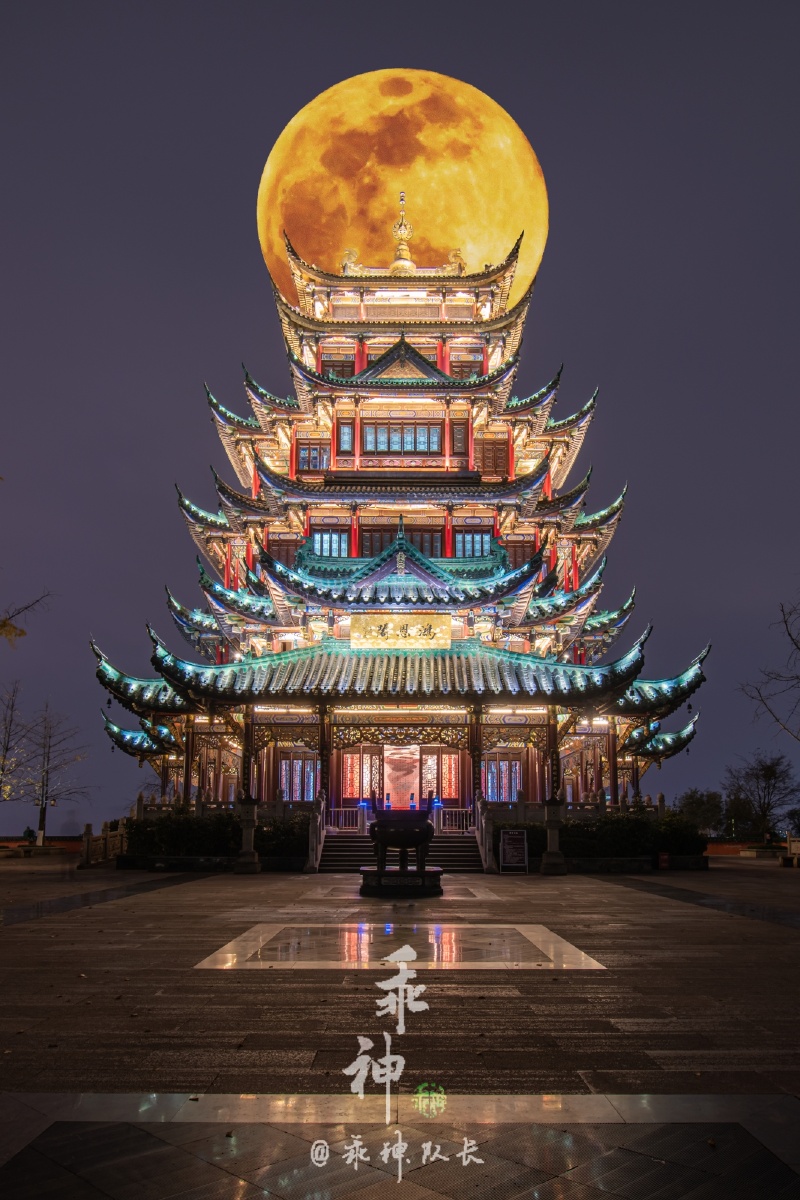 前年的月亮和今年的楼阁