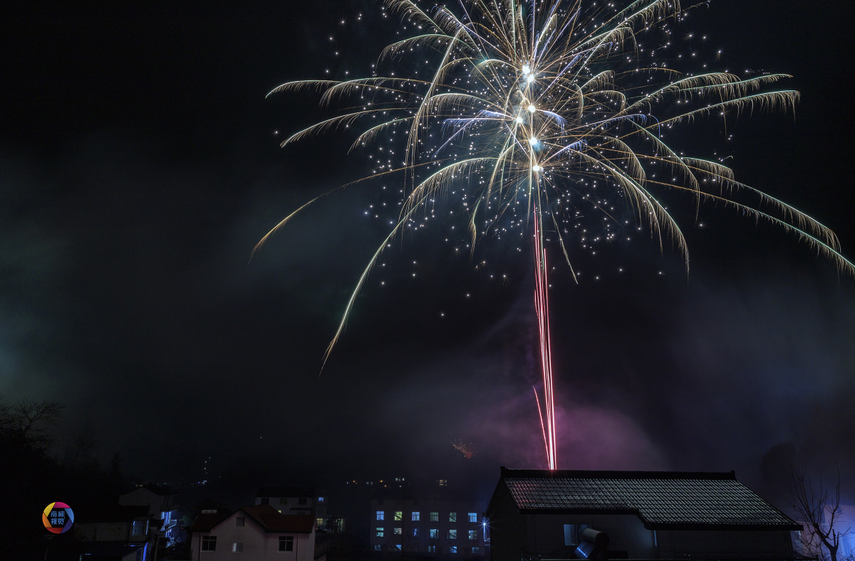 《镜头里的年三十夜》——除夕夜 燃放烟花迎鼠年