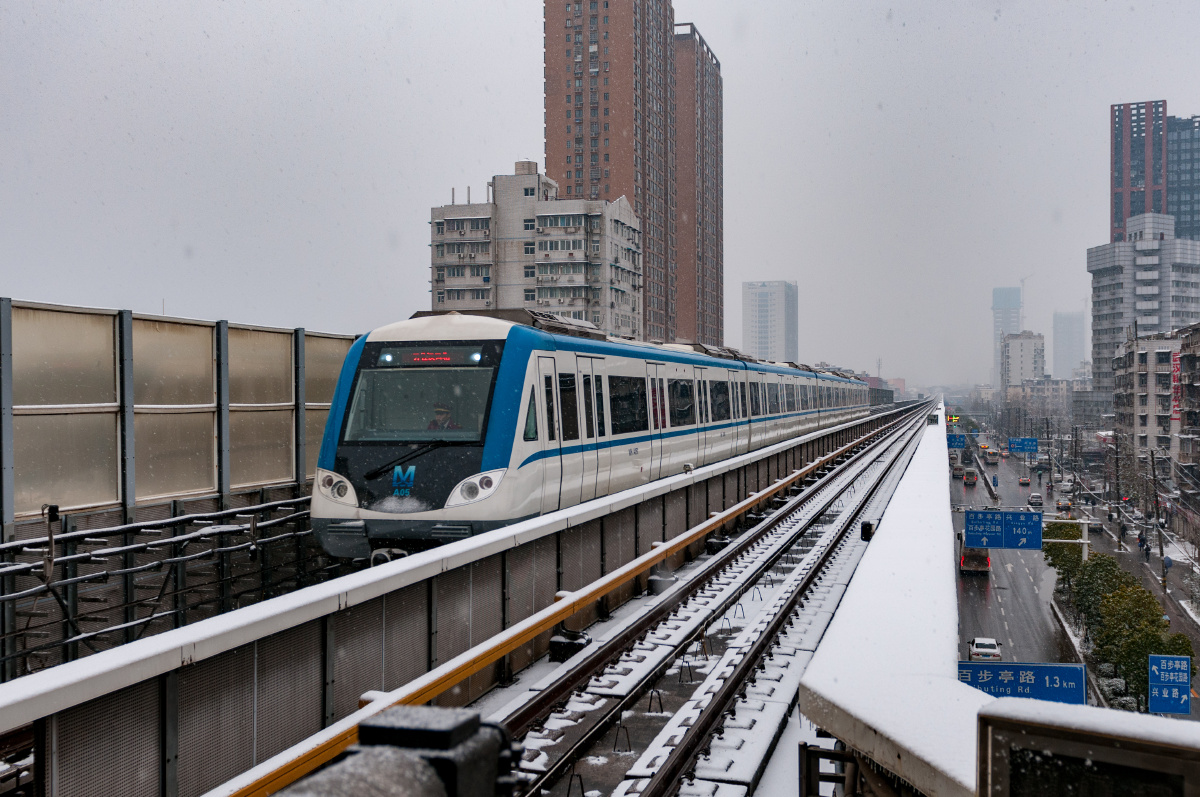 大智路站前的一个弯道,使得拍摄者可以站在循礼门站及存车线的中心