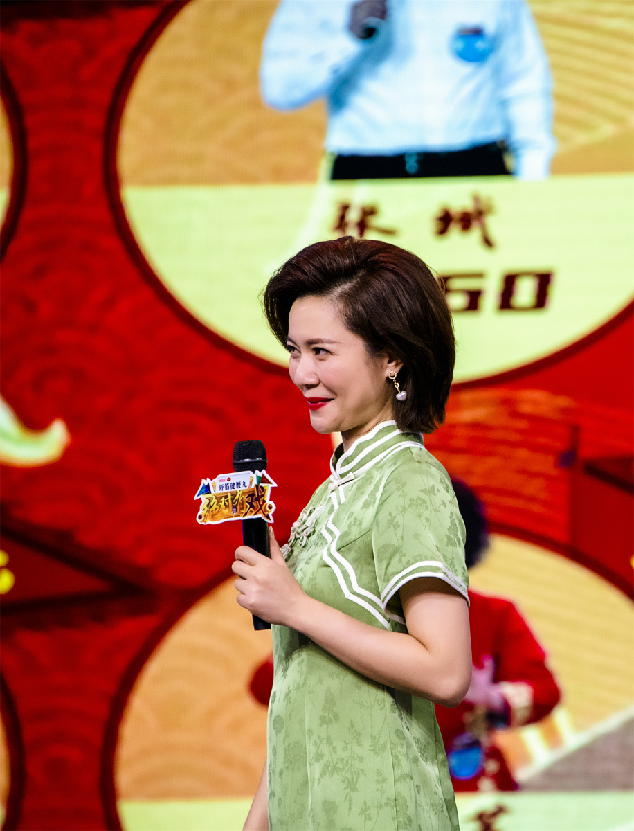 知名主持人小龙笑得多开心