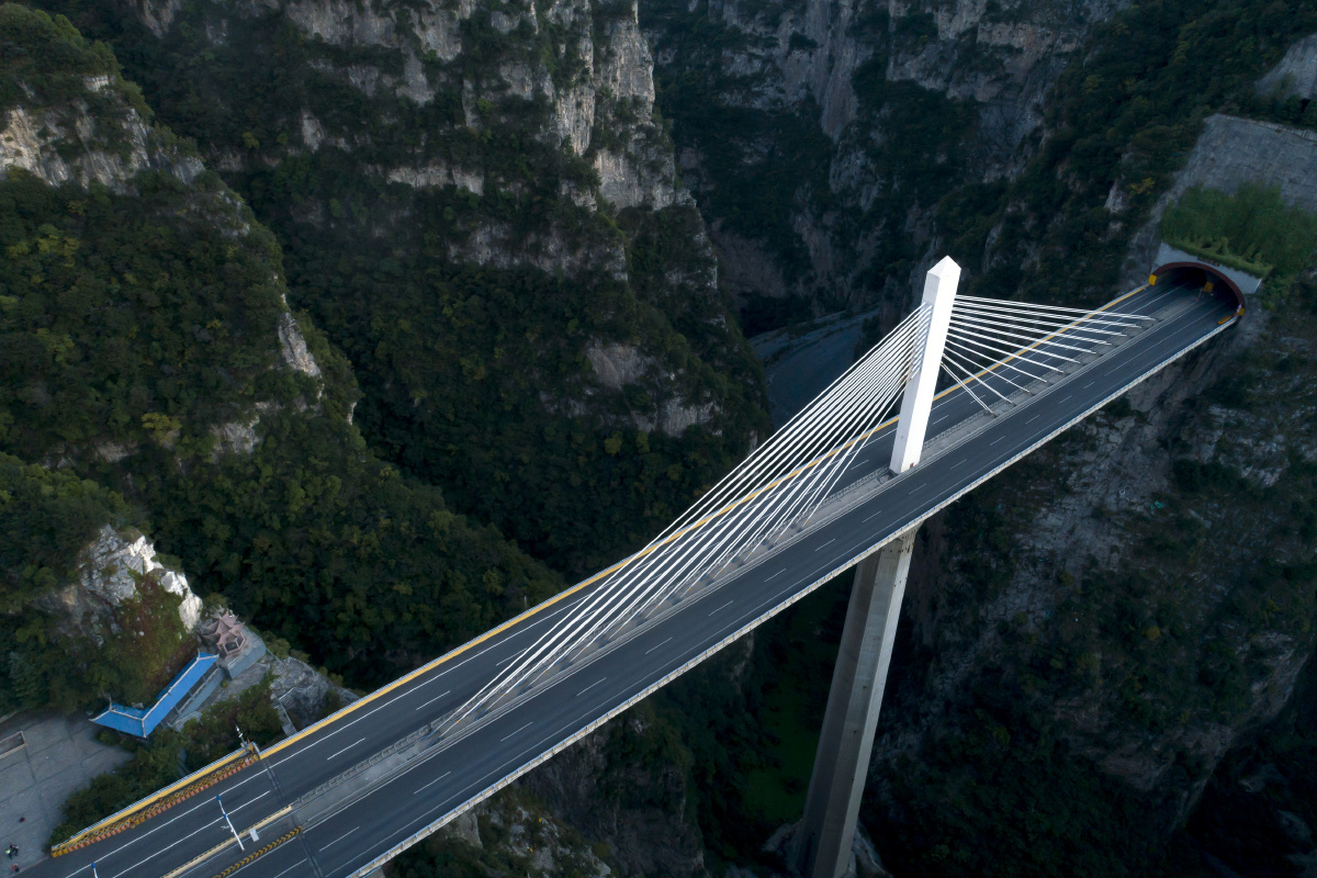 穿越太行星空下的二广高速仙神河特大桥熠熠生辉