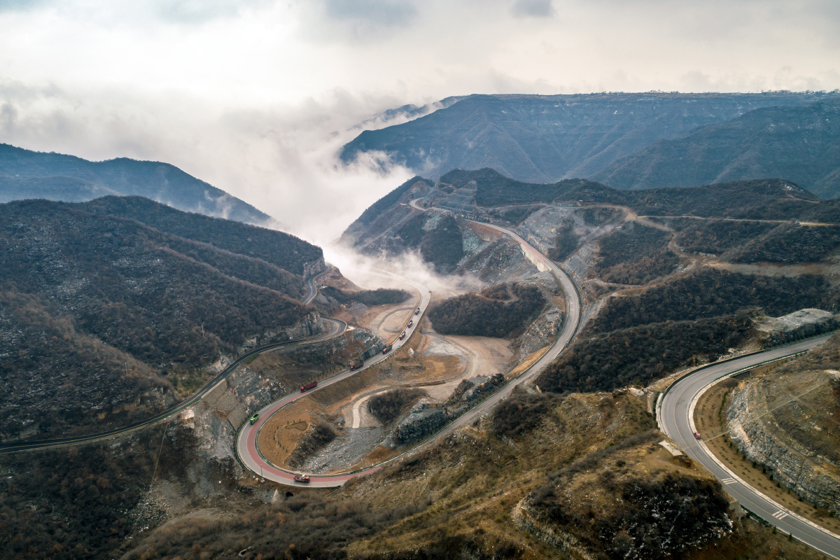 壮美太行大峡谷云雾缭绕208国道如龙穿行