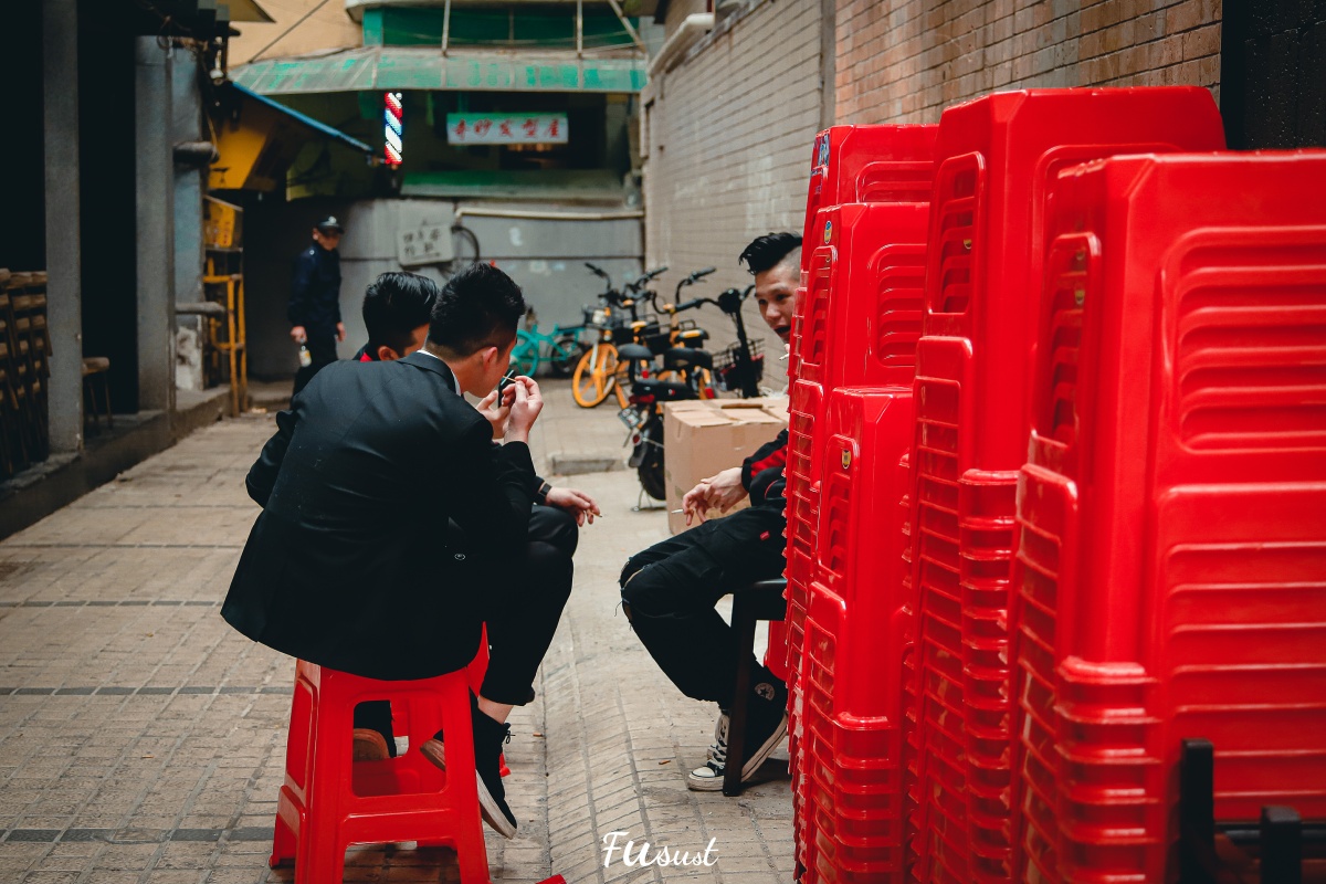 正在闲谈的伙计们