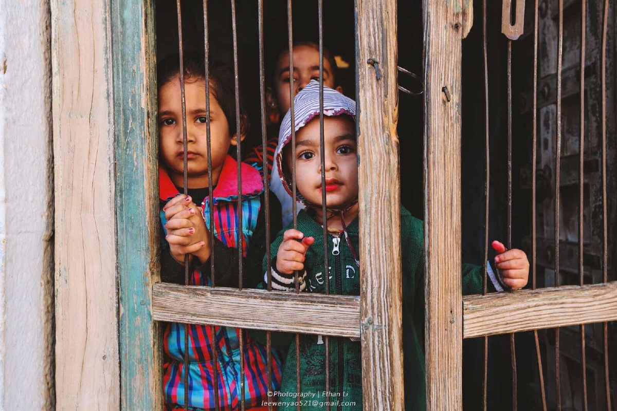 16年12月,印度,三个被父亲关在家的小孩,用渴望的眼神注释这