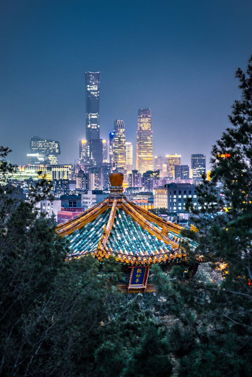 北京的现代高楼与古老凉亭