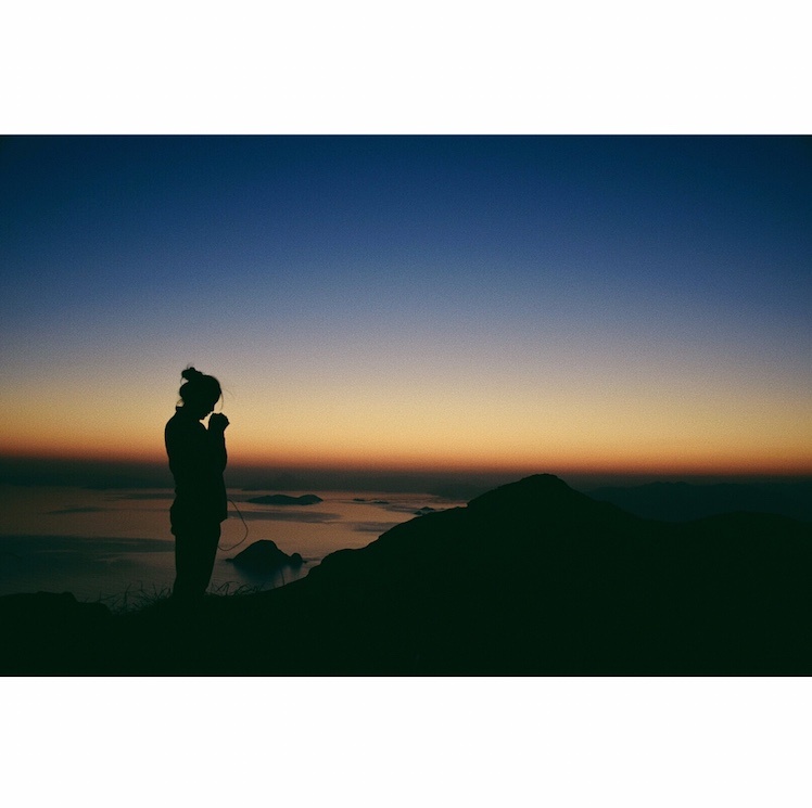 清若晨曦,浅如薄暮,曦光醉人,只余一个安静的侧影.