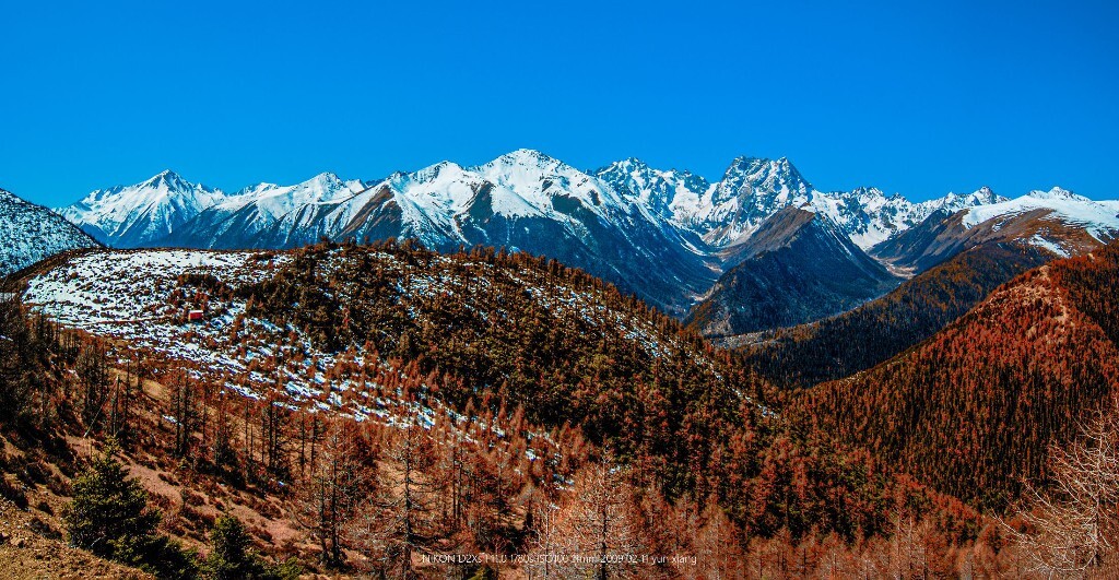 蓝天映衬下的白马雪山香格里拉德钦县