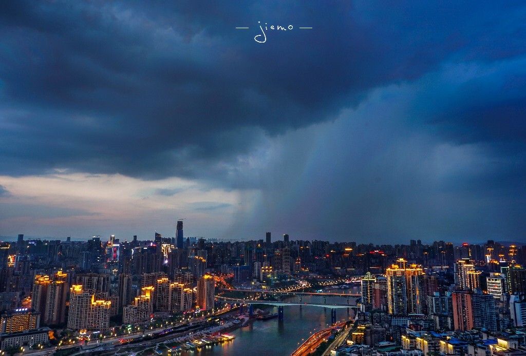 第一次夜景后期学习：没有三脚架=堆栈+蒙版+锐化<br />
第一次看到这么远的地方下雨的样子，原来是这样<br />
第一次有个好看的水印