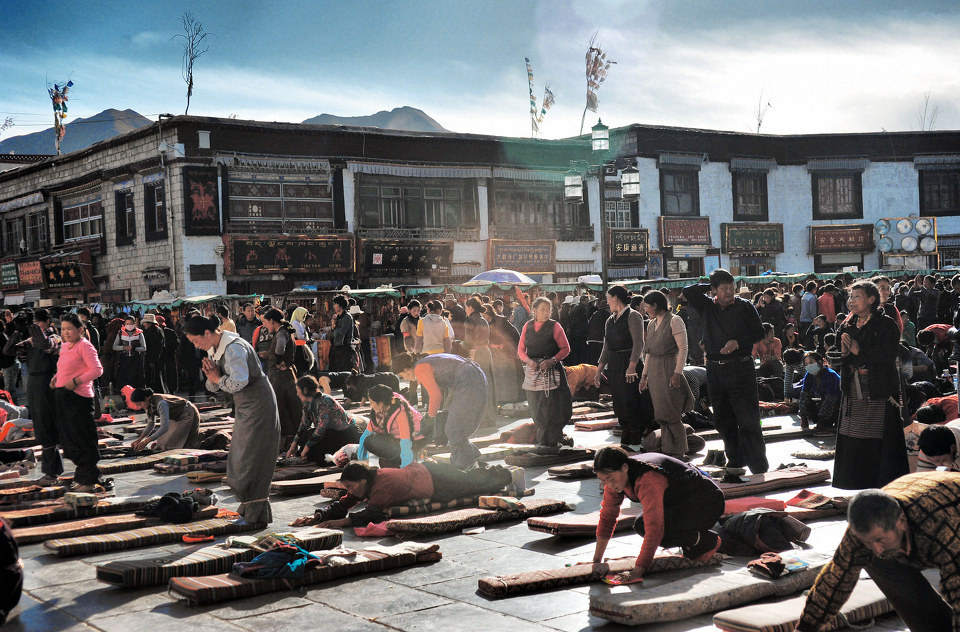 大昭寺前朝拜的藏人