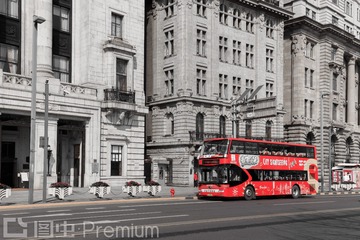 靠站的旅游观光车