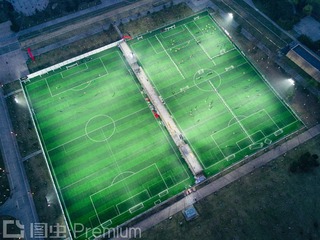空中看西安大明宫遗址公园内像是足球游戏的运动场