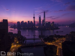 从上海外滩外白渡桥附近遥望黄浦江对岸的浦东陆家嘴金融中心。Pudong cityscape