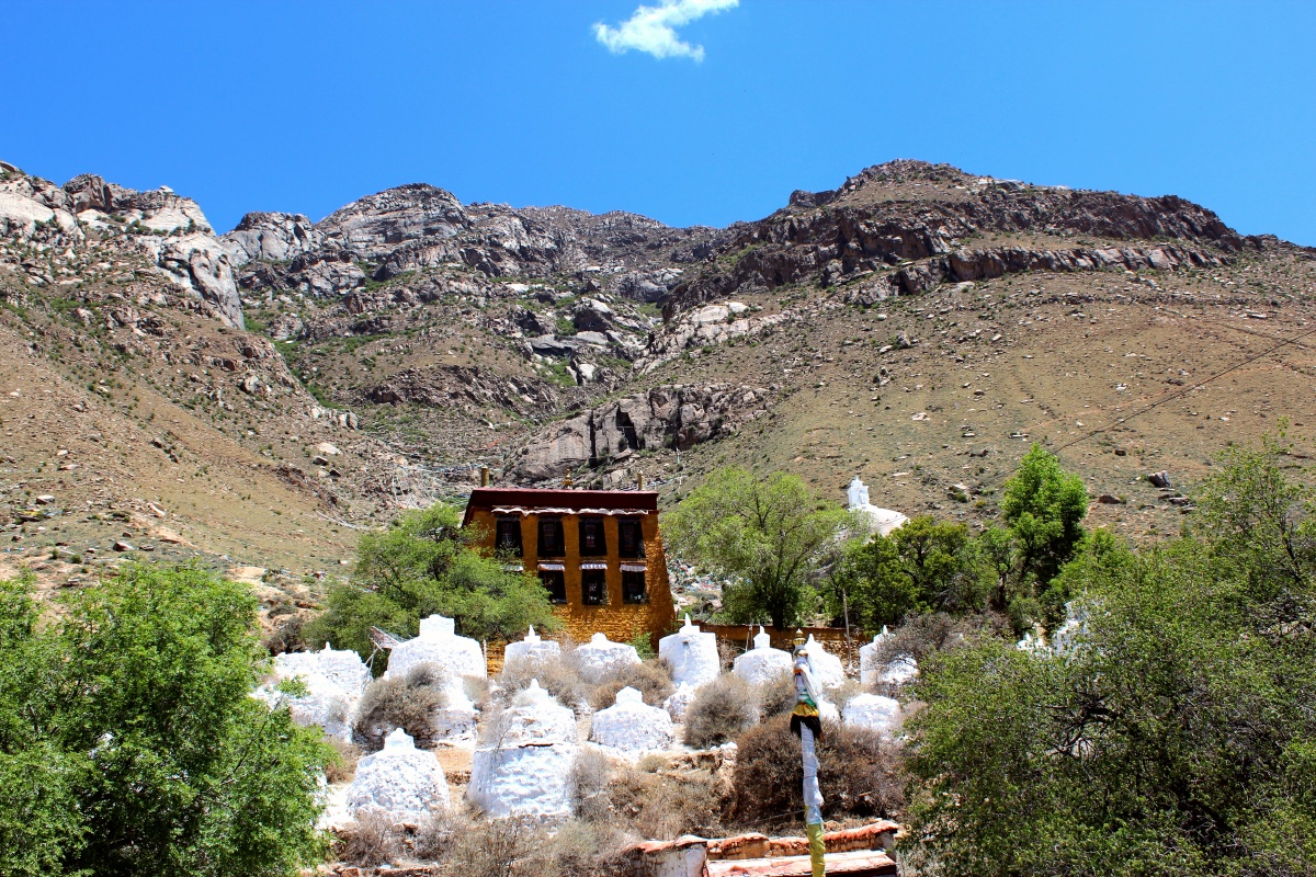 坐落在大石头上的宫殿拉萨帕崩岗寺