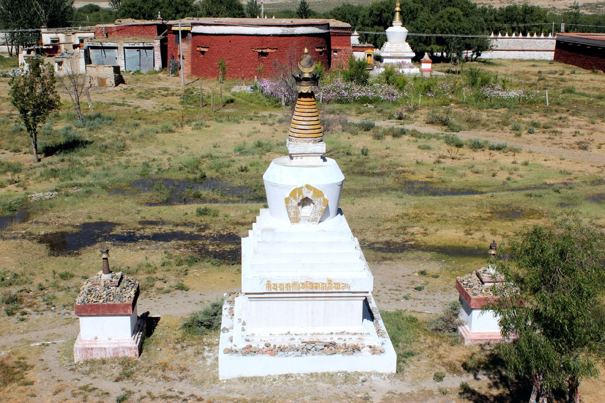 桑耶寺四色佛塔山南