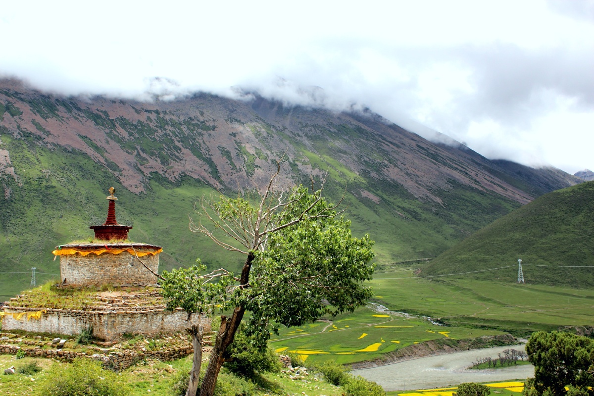 立足热振寺远望云雾缭绕群山拉萨林周