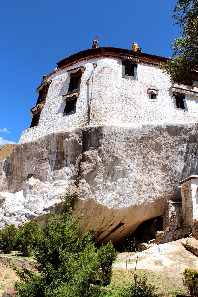 坐落在大石头上的宫殿拉萨帕崩岗寺