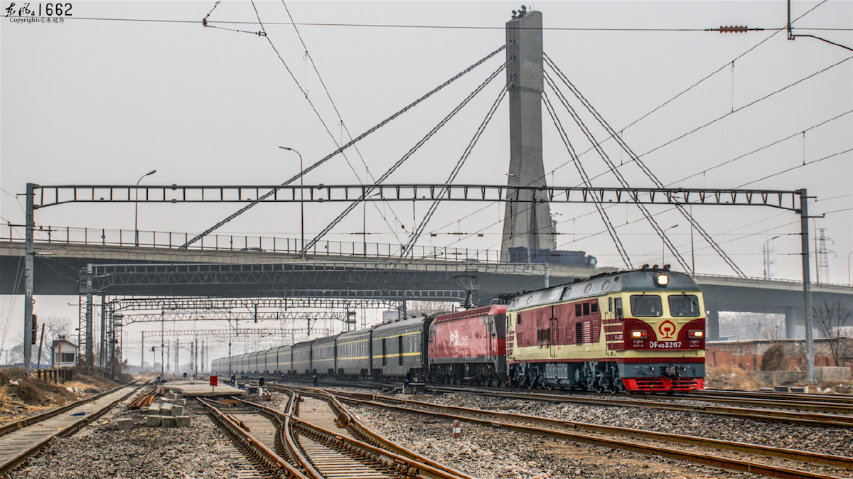 客车z283石南通过,三家店站方向