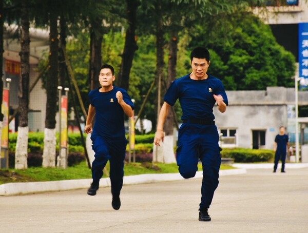 健身交叉步图片,健美操基本步名:交替步、步行、跑步、慢跑