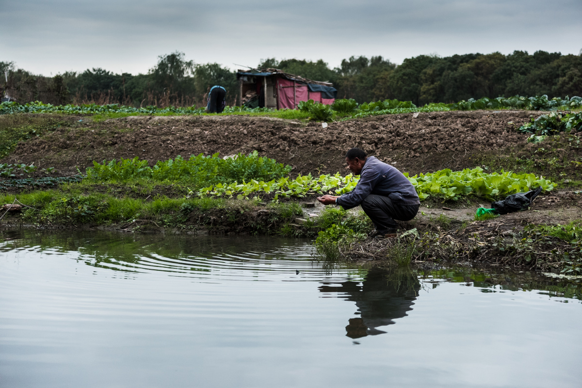 冬季上海郊区的农民