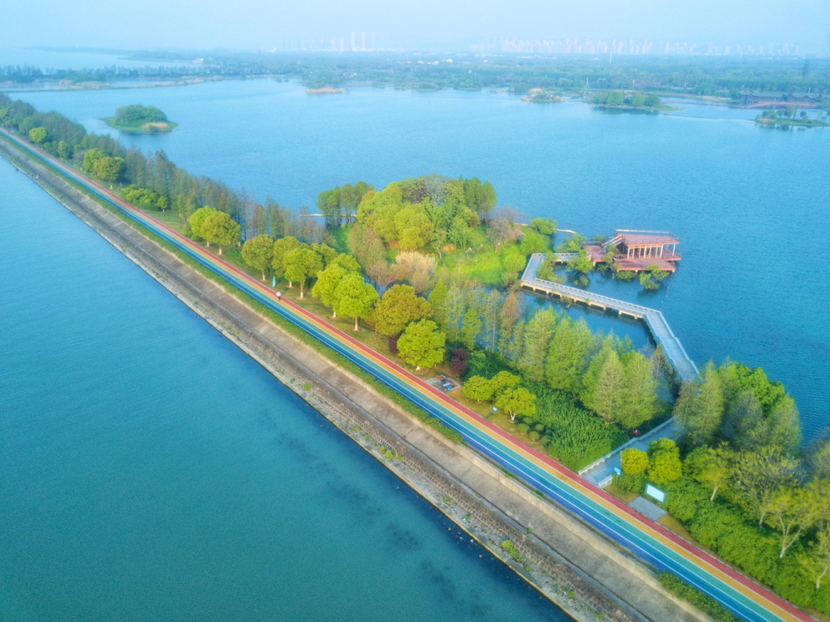 无锡太湖贡湖湾湿地公园以水韵广场为中心沿着太湖大堤铺设一条彩虹