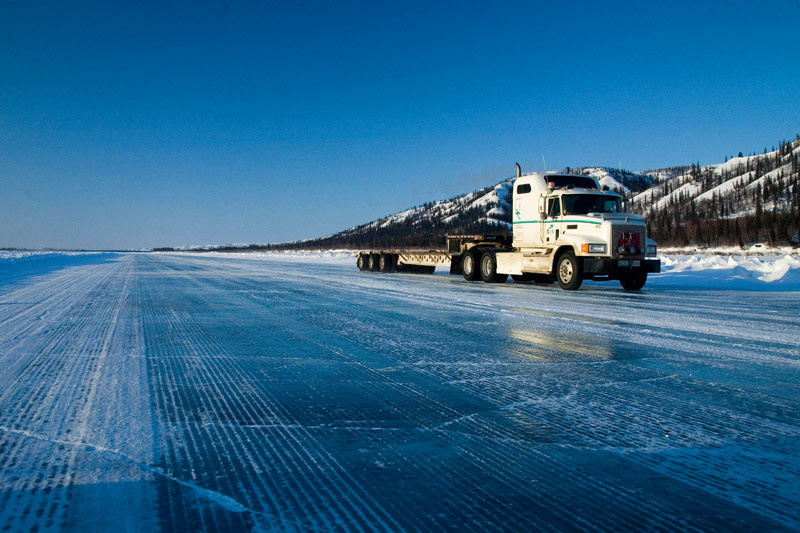 311-12-1 br /> 冰原大道上奔驰的卡车<br /> br /> <br /&