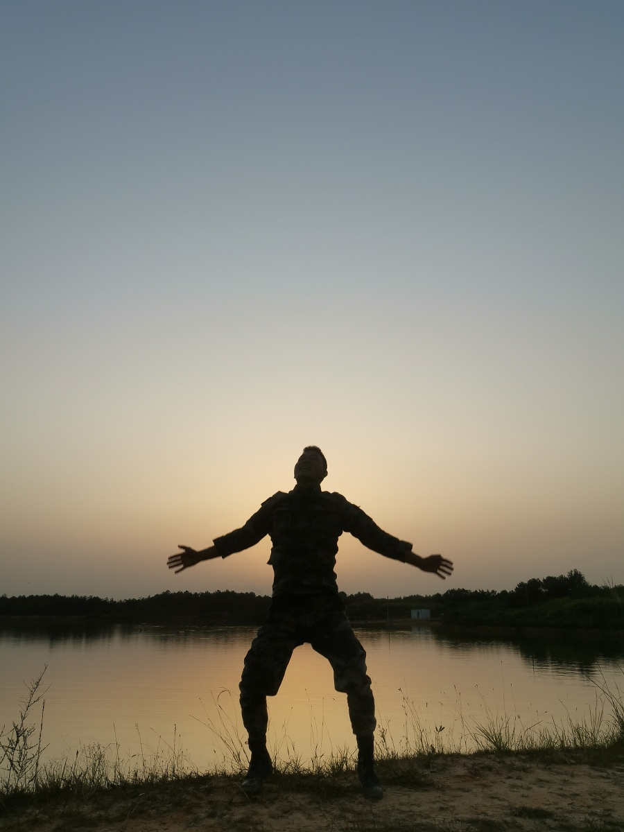 在风中寻找从清晨到日暮是否让风吹熄了蜡烛在黑暗中独自漫步是否朋友