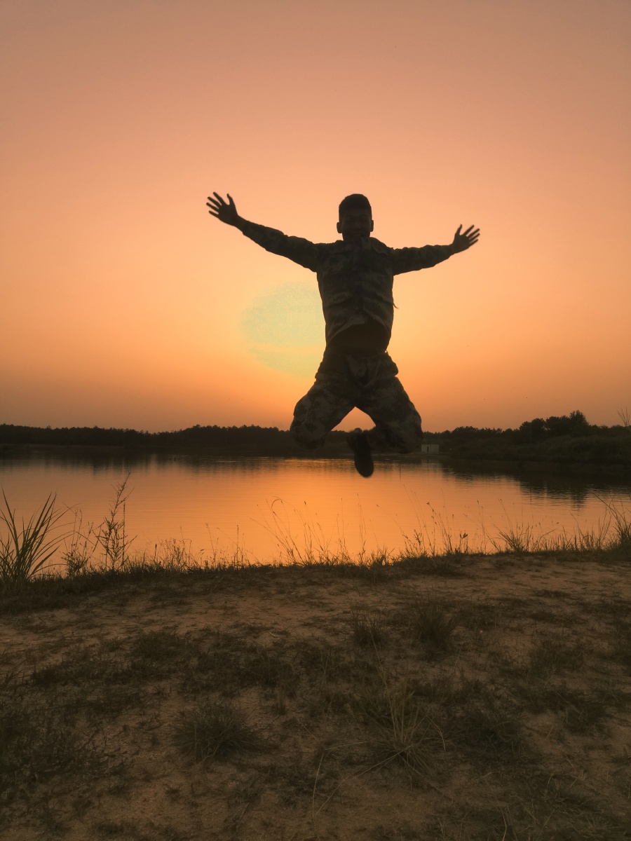 在风中寻找从清晨到日暮是否让风吹熄了蜡烛在黑暗中独自漫步是否朋友